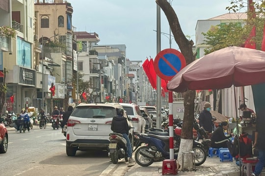 Ô tô đỗ hàng dài trên phố Lê Lợi bất chấp biển cấm