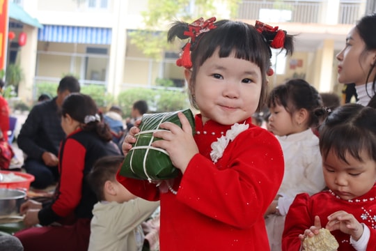 Cô, trò Trường Mầm non Thanh Hà gói bánh chưng Tết