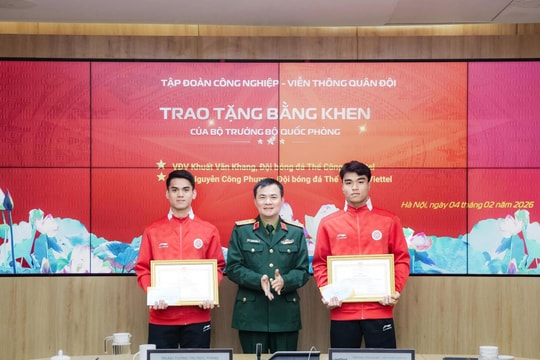 Bộ trưởng Bộ Quốc phòng tặng Bằng khen cho cầu thủ trẻ người Hải Phòng Nguyễn Công Phương