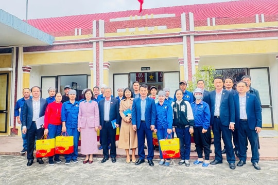 Công đoàn Hải Phòng trao quà Tết tặng đoàn viên, người lao động đặc khu Cát Hải