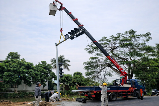 Tăng tốc sửa chữa, nâng cấp đèn tín hiệu giao thông trước Tết