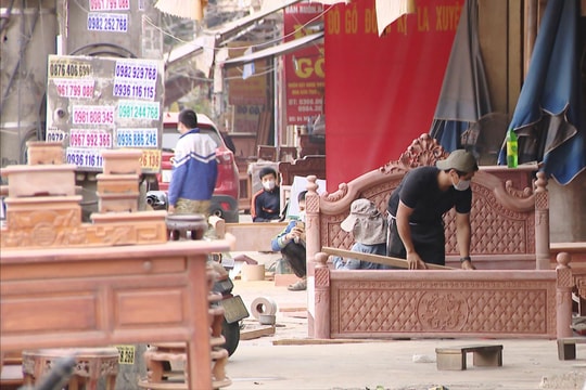 Cơ sở đồ gỗ gây ô nhiễm, chiếm vỉa hè trên đường Nguyễn Văn Linh