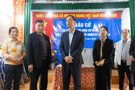 Đồng chí Đỗ Mạnh Hiến kiểm tra công tác chuẩn bị bầu cử và tặng quà Tết tại xã Nguyên Giáp