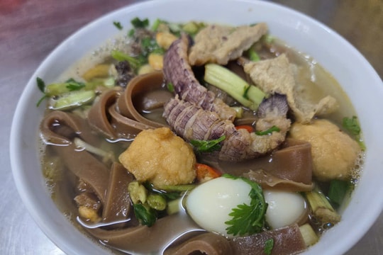 Thú vị bánh đa cua nồi đất Hải Phòng