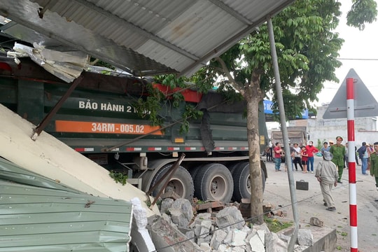 Ô tô tải lao vào nhà dân bên đường 389 ở xã Nam An Phụ