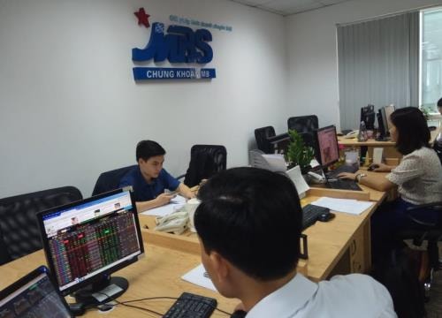 Thị trường chứng khoán chìm trong sắc đỏ, VN-Index giảm hơn 27 điểm