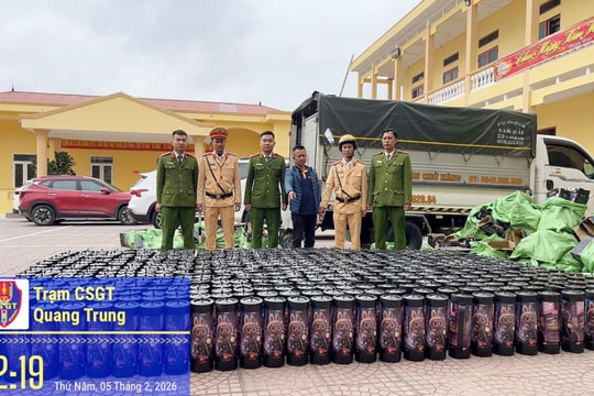 Phát hiện xe ô tô chở hơn 500 bình nghi khí cười