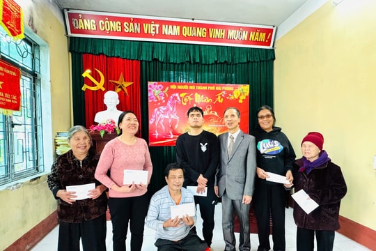 Tặng quà 'Tết nhân ái' cho hội viên Hội người mù xã Thanh Miện