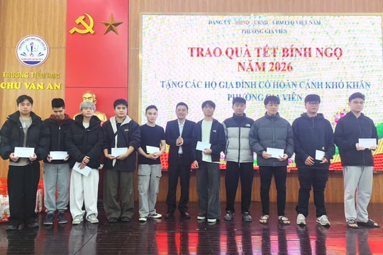 Phường Gia Viên trao gần 700 suất quà Tết tặng gia đình chính sách, hoàn cảnh khó khăn