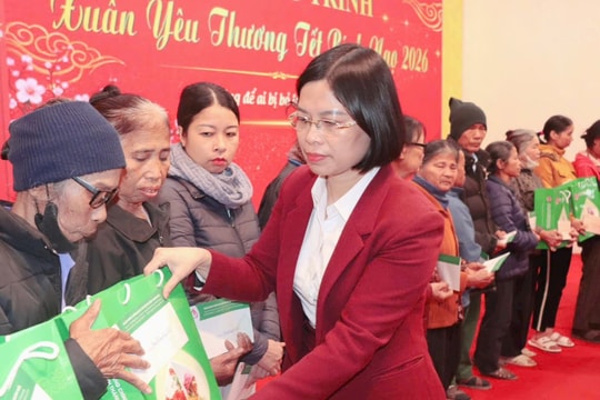 Xã Hà Nam trao quà Tết tặng người nghèo, gia đình chính sách