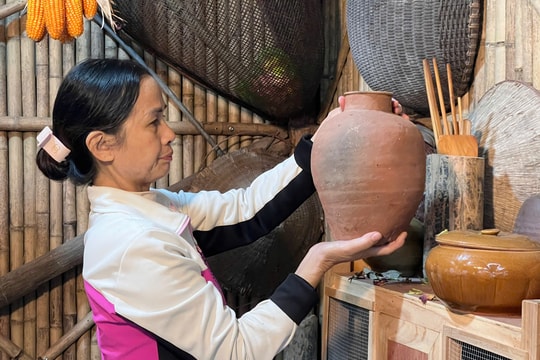 Thú chơi bình gốm men xưa