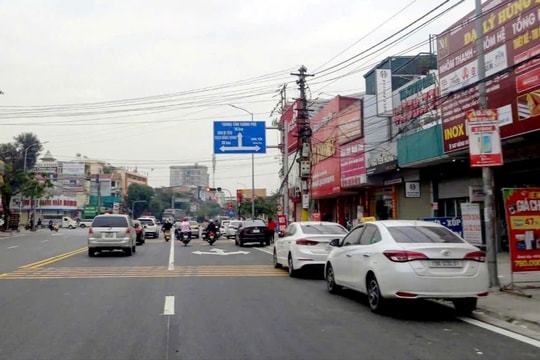 Đỗ xe sai quy định tại ngã tư Quán Toan gây mất an toàn giao thông