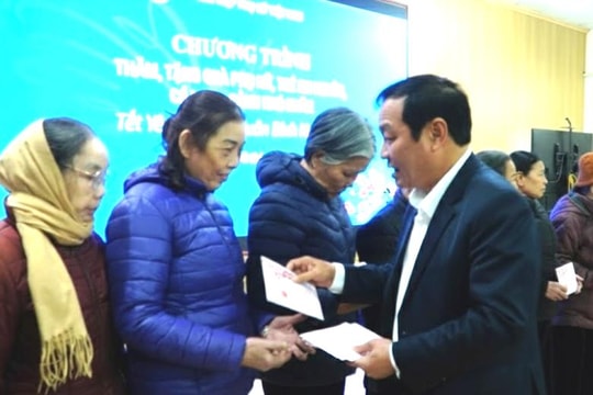 Các đồng chí lãnh đạo thăm, tặng quà gia đình chính sách, phụ nữ và trẻ em nghèo