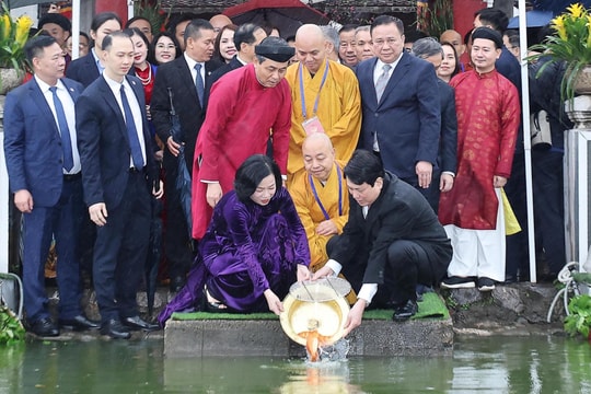 Chủ tịch nước cùng 100 đại biểu kiều bào thực hiện nghi lễ dâng hương và thả cá chép