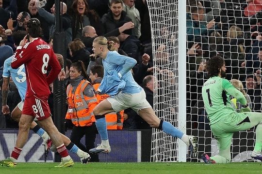 Manchester City 'thắng ngược' Liverpool nghẹt thở ở phút bù giờ