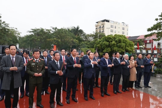 City leaders offer incense at historical sites
