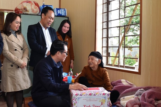Trưởng Ban Tổ chức Thành uỷ Hải Phòng Lê Trí Vũ tặng quà Tết gia đình chính sách