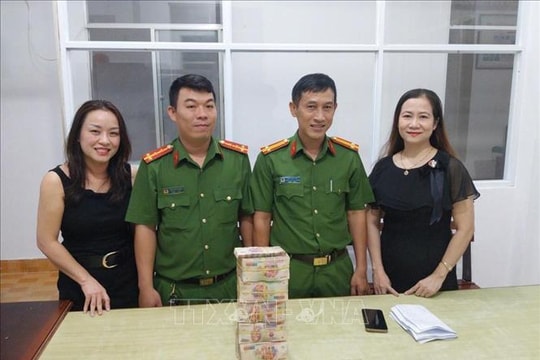 Trao trả gần 1 tỷ đồng cho người phụ nữ chuyển khoản nhầm