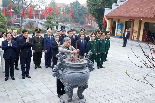 Tổng Bí thư Tô Lâm dâng hương tưởng nhớ các lãnh đạo tiền bối của Đảng