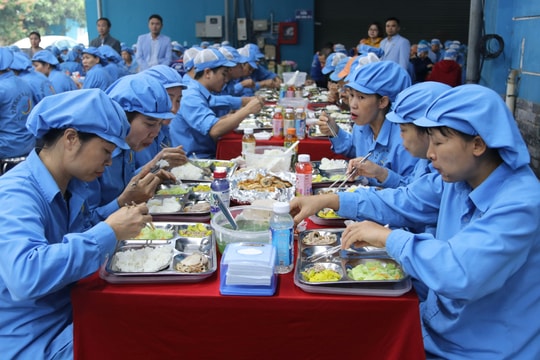 Công ty Long Hải tặng quà công nhân có hoàn cảnh khó khăn tại bữa cơm tất niên công đoàn