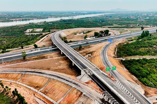 Nút giao đường 390 với cao tốc Hà Nội – Hải Phòng ở xã Hà Đông trước ngày thông xe
