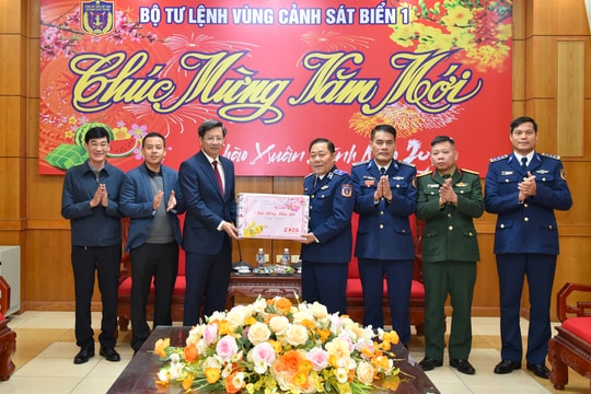 Phó Chủ tịch Thường trực UBND thành phố Lê Anh Quân thăm, chúc Tết một số đơn vị quân đội
