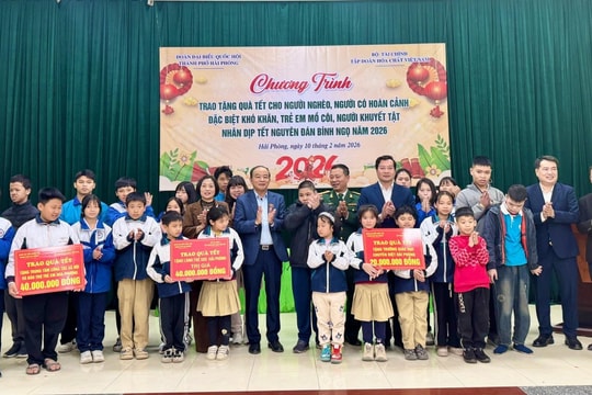 Đoàn Đại biểu Quốc hội Hải Phòng trao quà Tết tặng người nghèo, người yếu thế