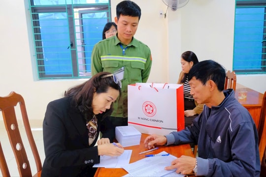 Phường Bạch Đằng tiếp nhận, trao tặng 510 suất quà Tết cho người có hoàn cảnh khó khăn