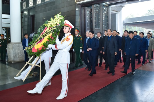 Các đồng chí lãnh đạo thành phố Hải Phòng viếng, chia buồn cùng gia quyến đồng chí Đoàn Duy Thành