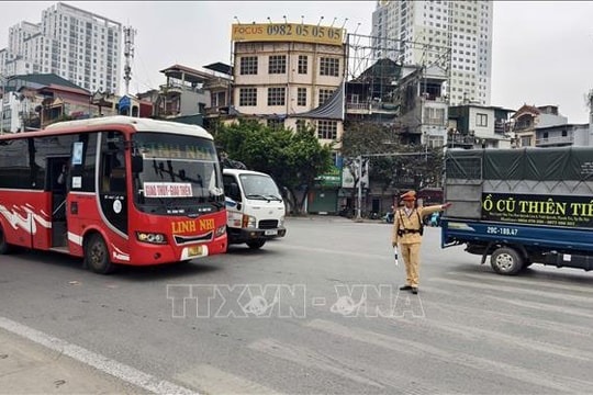 Cảnh sát giao thông dẫn đường hỗ trợ các đoàn xe về quê ăn Tết