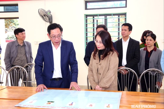 Phó Chủ tịch UBND thành phố Vũ Tiến Phụng kiểm tra công tác chuẩn bị bầu cử tại 4 phường