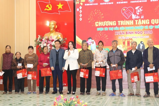 Trao hơn 1.000 suất quà Tết tặng người dân xã Hà Bắc