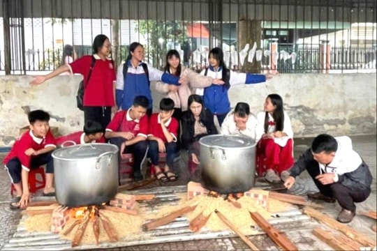 Học sinh Tràng Cát gói bánh chưng, trao Tết yêu thương