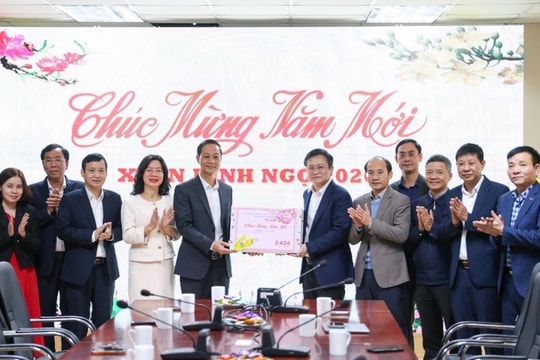 City leader extends Lunar New Year greetings to Hai Phong Newspaper, Radio and Television