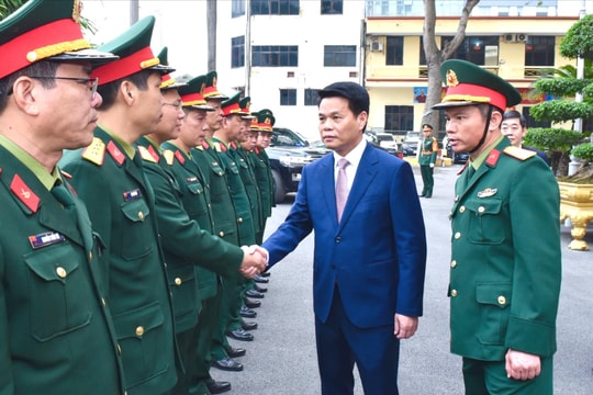 Đồng chí Chủ tịch UBND thành phố Lê Ngọc Châu thăm, chúc Tết cán bộ, chiến sĩ Bộ Chỉ huy quân sự thành phố