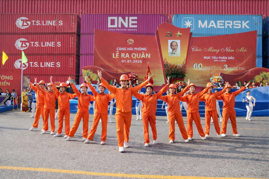Giữ nhịp Xuân trên cảng biển