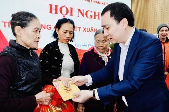 Tiến sĩ Vũ Văn Tiến tặng quà Tết cho hộ nghèo, cận nghèo tại xã Trần Phú