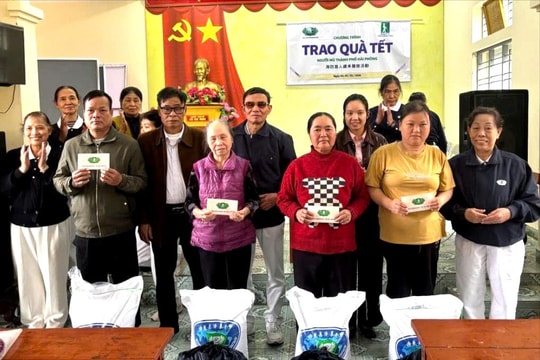 Trao hơn 4.200 suất quà Tết tặng người khiếm thị thành phố