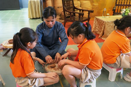 Xuân về trên màu gốm