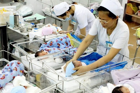 Bổ sung chính sách khuyến khích sinh đủ hai con, bảo đảm mức sinh thay thế
