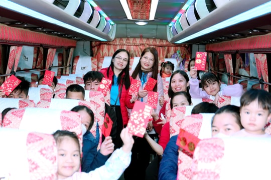 Ấm áp những chuyến xe 'đoàn viên'