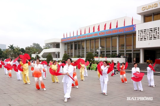 Rộn ràng vũ điệu xuân, 'đánh thức' không gian cộng đồng đô thị Cảng