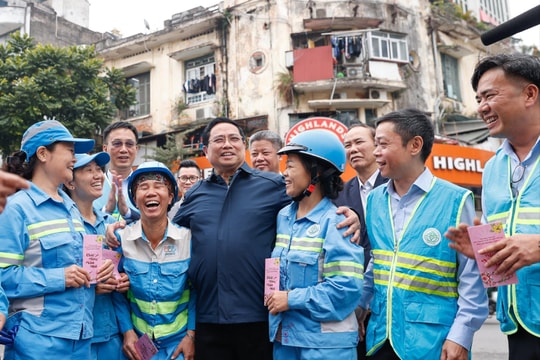 Thủ tướng thăm, động viên lực lượng bảo đảm vệ sinh môi trường Hà Nội dịp Tết