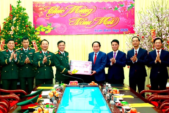 Các đồng chí lãnh đạo thành phố Hải Phòng thăm, chúc Tết đơn vị làm nhiệm vụ đêm giao thừa