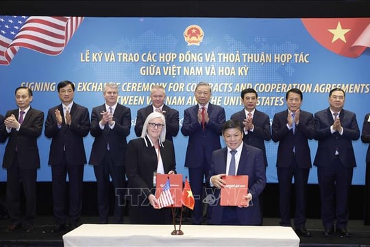 Tổng Bí thư chứng kiến lễ ký và trao các thoả thuận hợp tác giữa Việt Nam và Hoa Kỳ