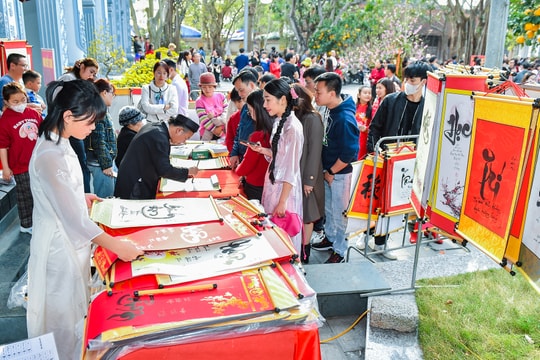 Đông đảo du khách đi lễ đầu năm ở đền Tranh
