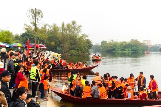 Đảo Cò tấp nập khách du xuân