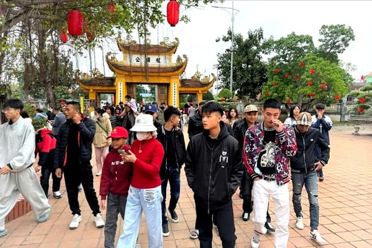 Hơn 225.000 lượt du khách về đền thờ Trạng Trình Nguyễn Bỉnh Khiêm trong 3 ngày đầu xuân