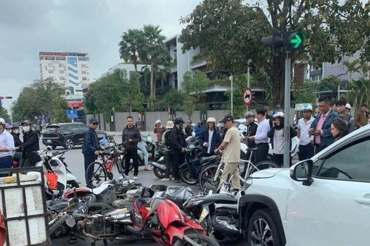 Ô tô tông liên hoàn nhiều xe máy chờ đèn đỏ