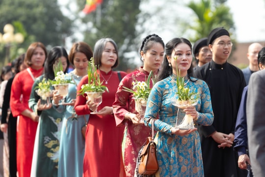 Dâng chữ, tiến trà, khoe sắc thủy tiên tại Văn miếu Mao Điền